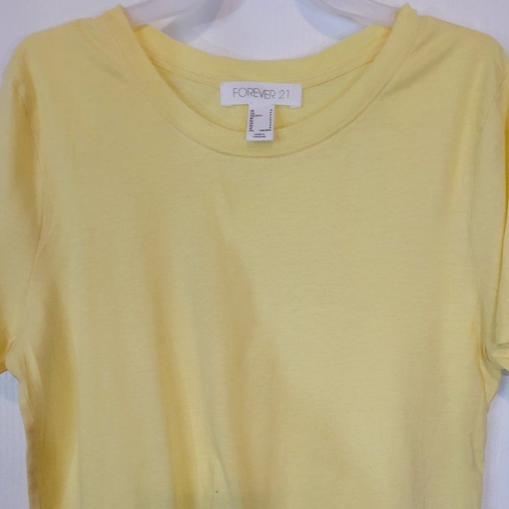 BRAND NEW FOREVER 21 T- SHIRT
